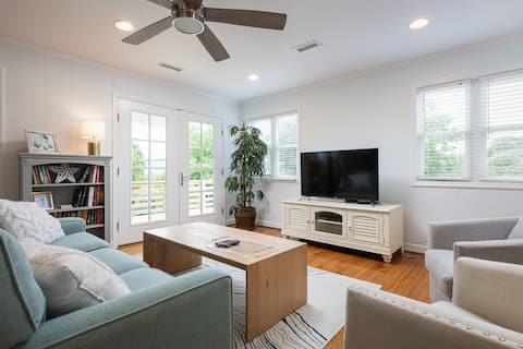 Popular Airbnb listing: Wave on Wave - Walk to Beach & Downtown! *Pets OK* in Duck