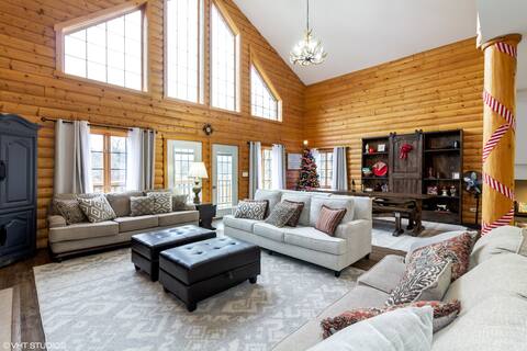 Luxurious Cabin / King Suite / Starved Rock!