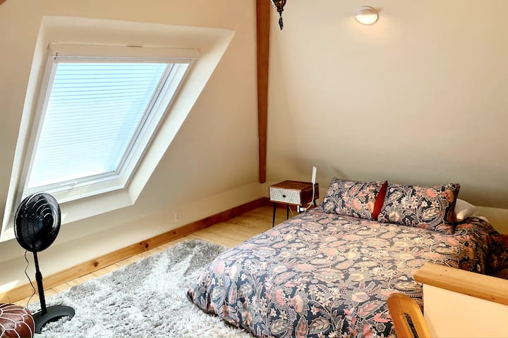 Gezellige slaapkamer op de eerste verdieping met comfortabel queensize bed