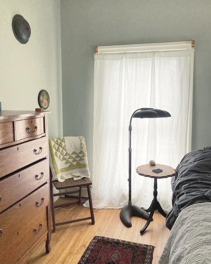 Middle Bedroom - queen bed, dresser, small desk, and closet