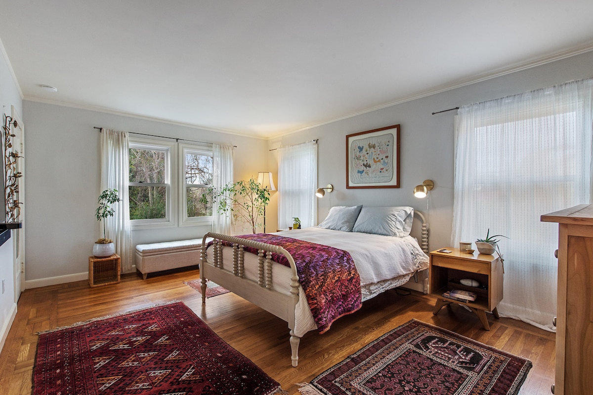 Krevat kryesor Tempur-pedic i dhomës së gjumit