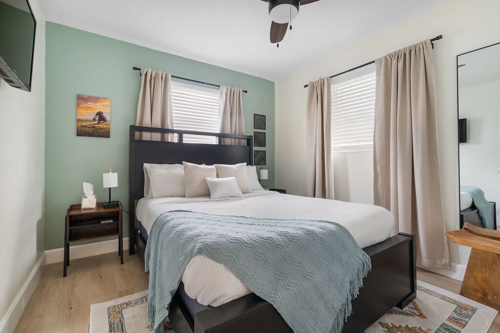 带遮光窗帘的标准双人床、音响机（以防您想在其他房客入住前闭上眼睛）、智能电视等。 