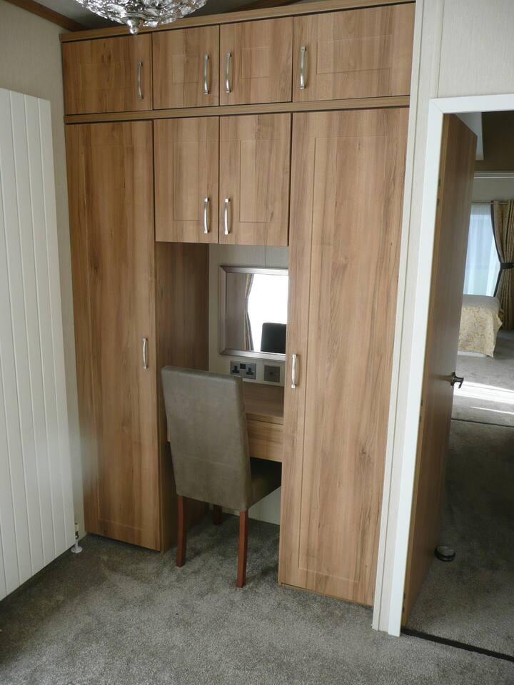 Голем простор за гардероба во спалната соба број два, што ви дава доволно простор да се распакувате, да бидете организирани и навистина да се сместите.