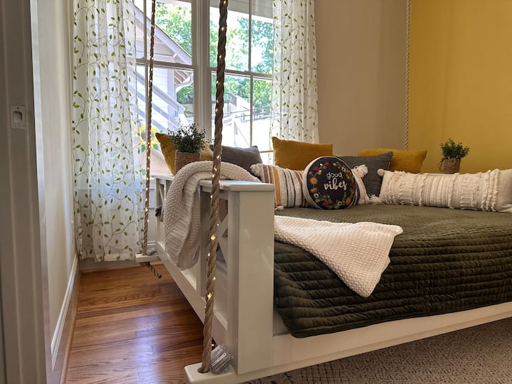 Вътрешната веранда на основното ниво е идеалното място за добра книга или следобедна сиеста - или затворете вратите и се насладете на матрака с кралски размери цяла нощ. Насладете се на нежното люлеене - най - добрият сън в живота ви!