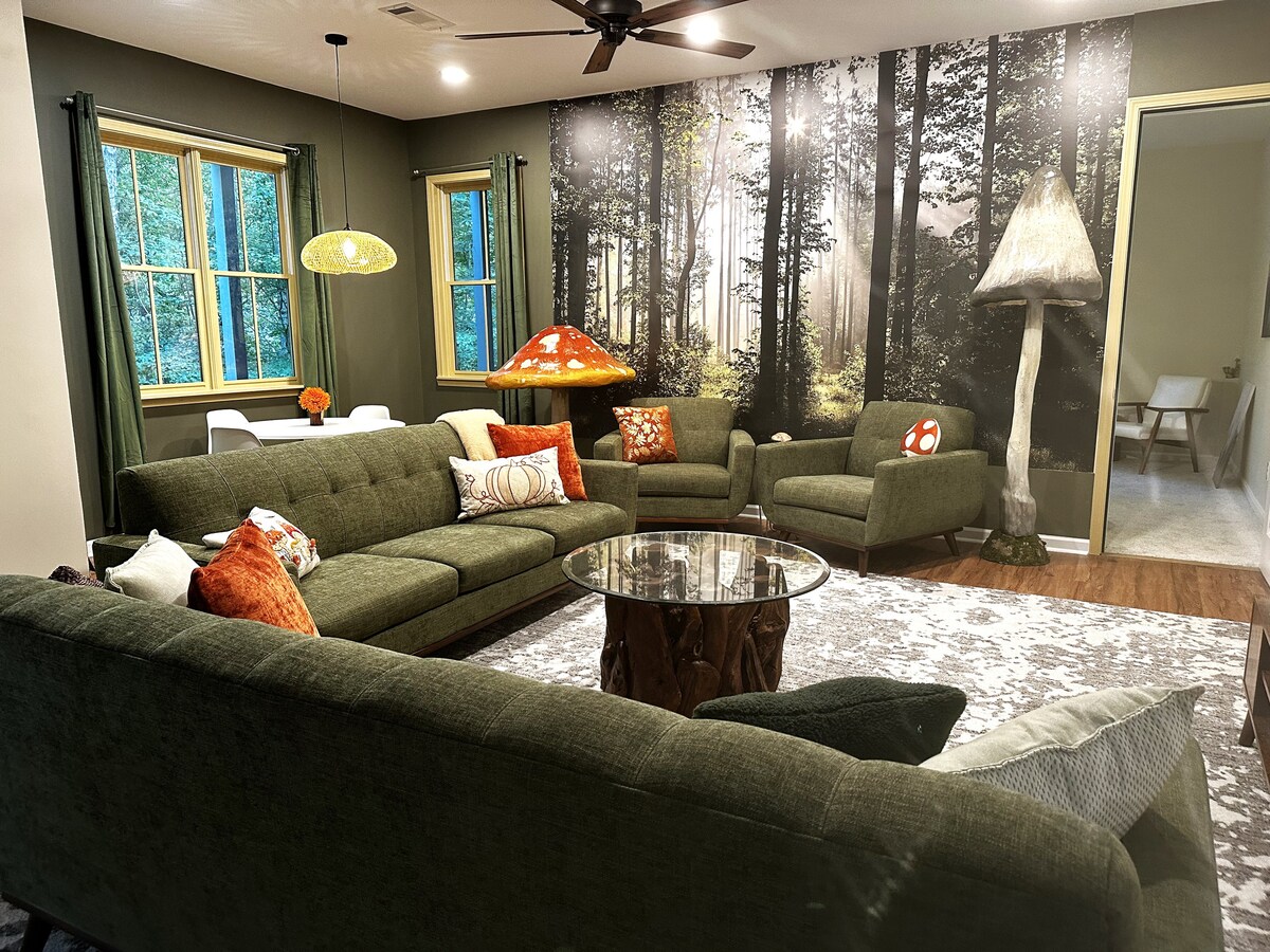 Magjepsu nga dekori i pyllit dhe kërpudhat tona të bukura të skulpturojnë ndërsa mblidhesh me grupin tënd për lojëra, natë filmi ose një bisedë. Dhoma jonë e mbledhjes në bodrum pasqyron gjithmonë stinët në ndryshim!