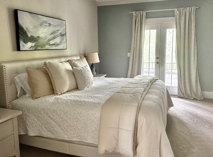 Основна спалня с френски врати, водещи до частен балкон на втория етаж. Романтично място за сутрешно кафе или гледка към залеза!