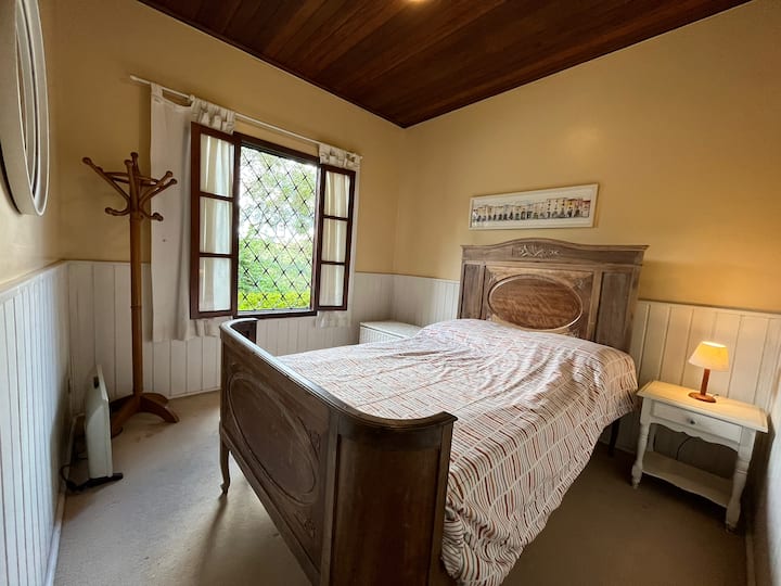 套房4 （较小，厨房旁边，更私密）
配备标准双人床和小卫生间