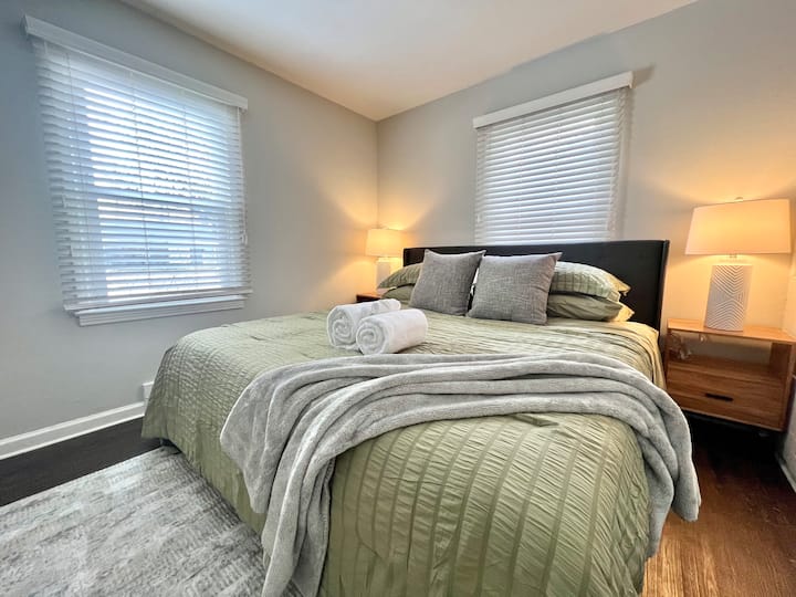 Bračni krevet (niži/prizemni) s madracem od srednje čvrste memorijske pjene