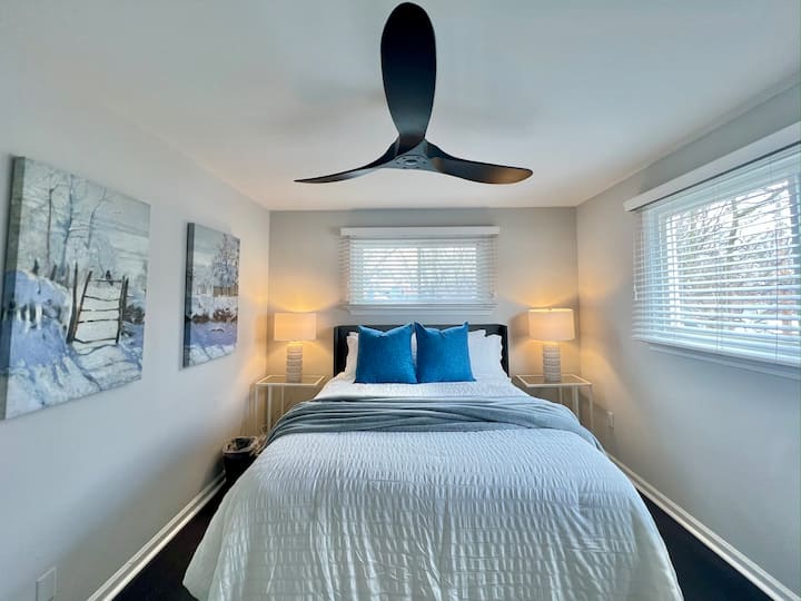 Bračni krevet (gornji/drugi kat) sa stropnim ventilatorom na daljinsko upravljanje. 