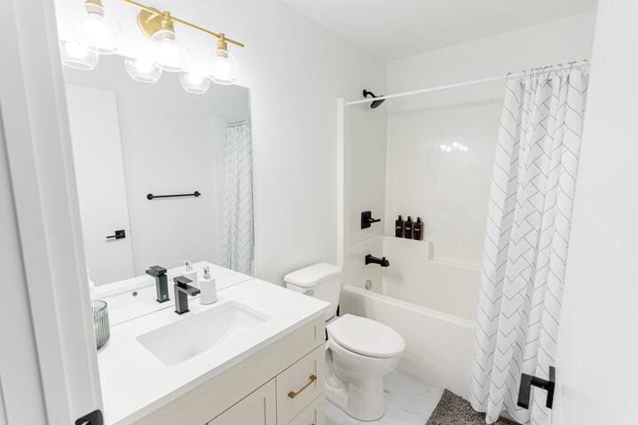 *New & Spacious | Free Parking | 7min to Downtown* gallery image 5