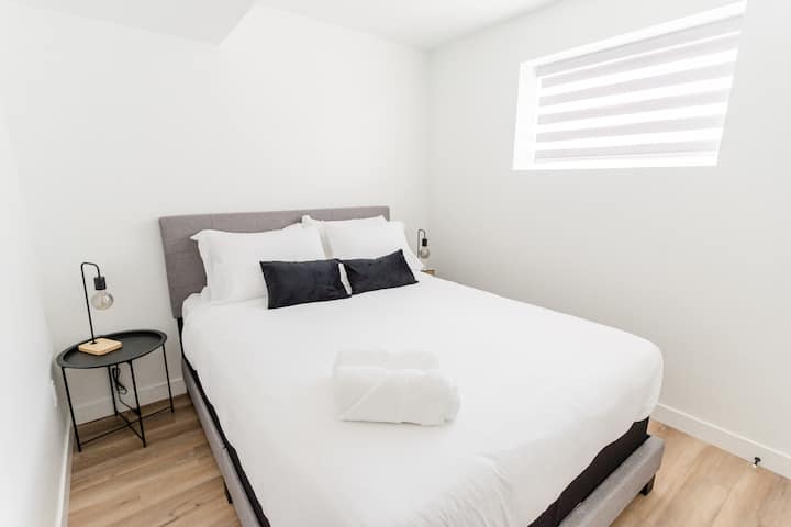 ¡La serenidad te espera! Este tranquilo dormitorio ofrece una lujosa cama, una iluminación suave y un espacio relajante para relajarte y dormir profundamente.