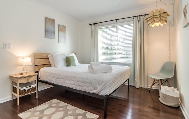 1階の寝室の1つにクイーンサイズの豪華なベッドがあります。 