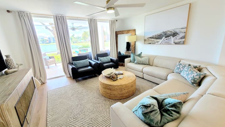 High Quality Interior Furnishings, Leather Sleeper Sectional Sofa in Living Room 