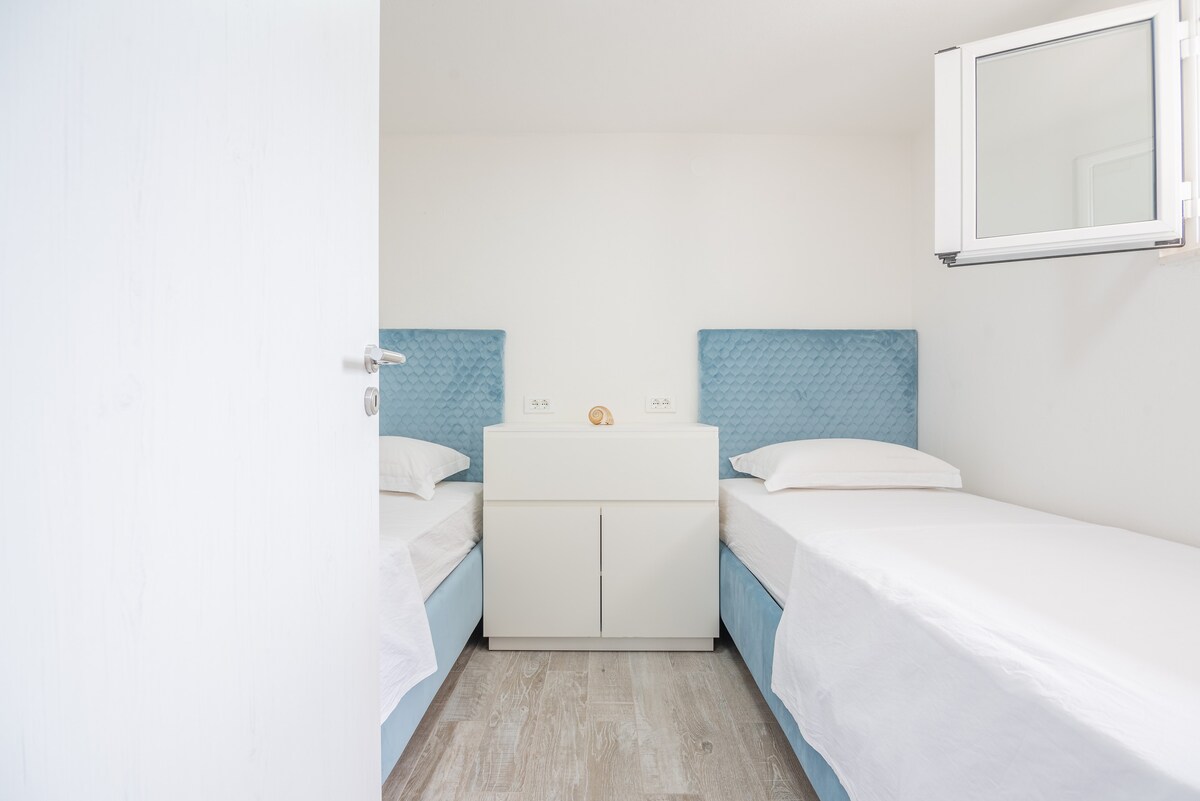 Მეორე საძინებელი ორი ერთადგილიანი საწოლით.