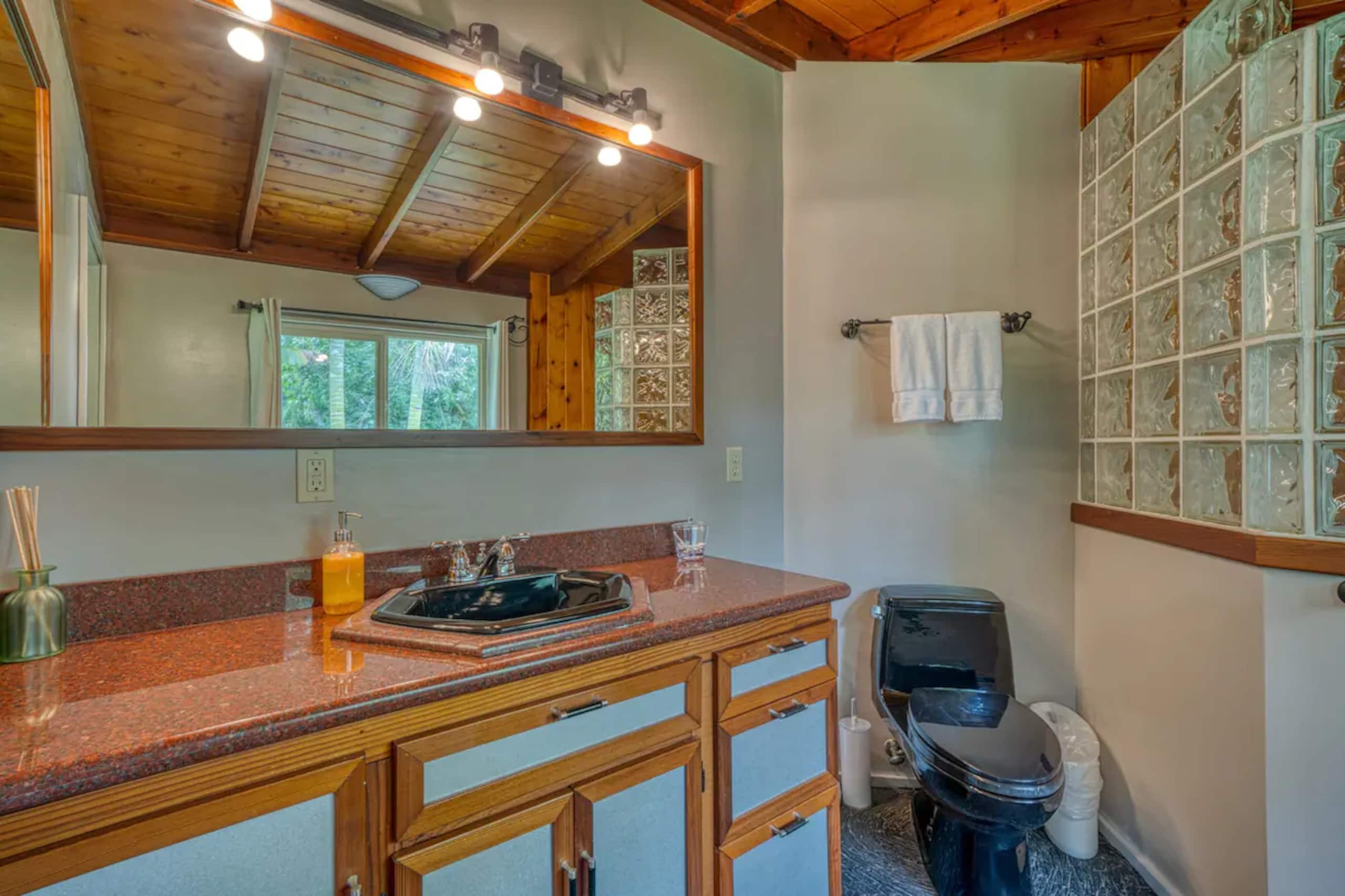 Home in Keaau · ★4.77 · 2 bedrooms · 2 beds · 2 private baths - Image 32