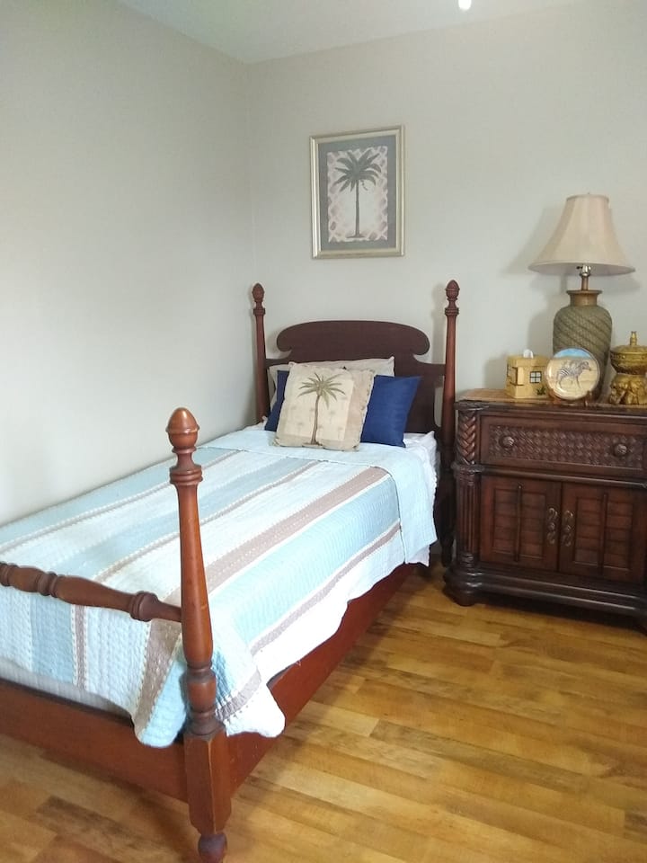 تحتوي غرفة النوم الثانية على سريرين توأمين.