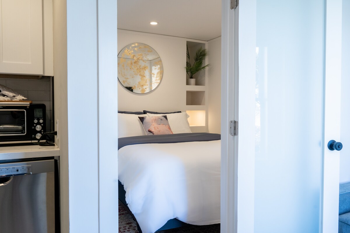 To je vaš krevet. Čvrst madrac s oprugama veličine kraljice. Tu je i TV na zidu za lijena jutra ili u ranim noćima!