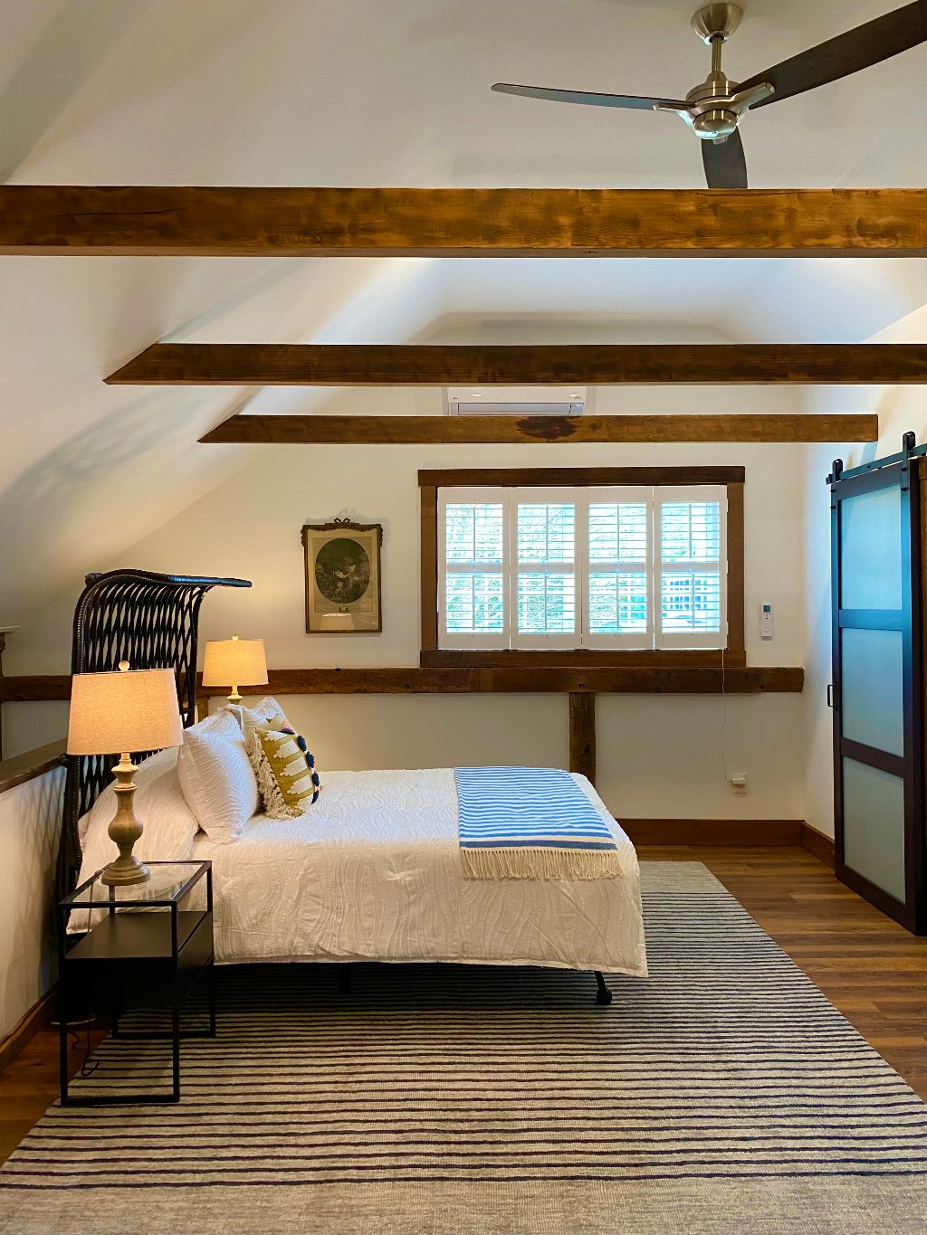 Bračni krevet (160x200) nalazi se uz veliki set prozora koji se mogu otvoriti u tim prekrasnim proljetnim/ljetnim noćima.