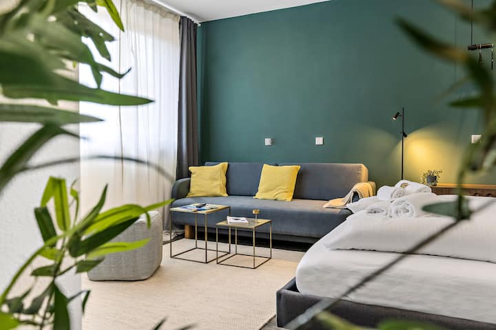 Luxomes: Spacious Studio For 4 | Kitchen | Parkpl. - 茵格斯達