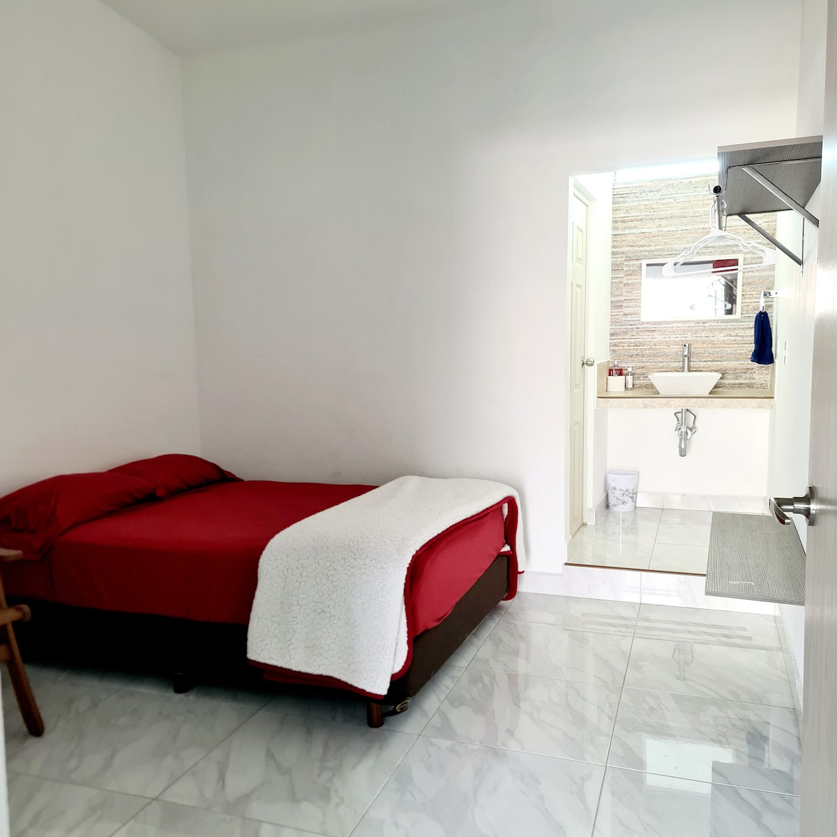 2号房间供两人入住，并配备全功能卫生间