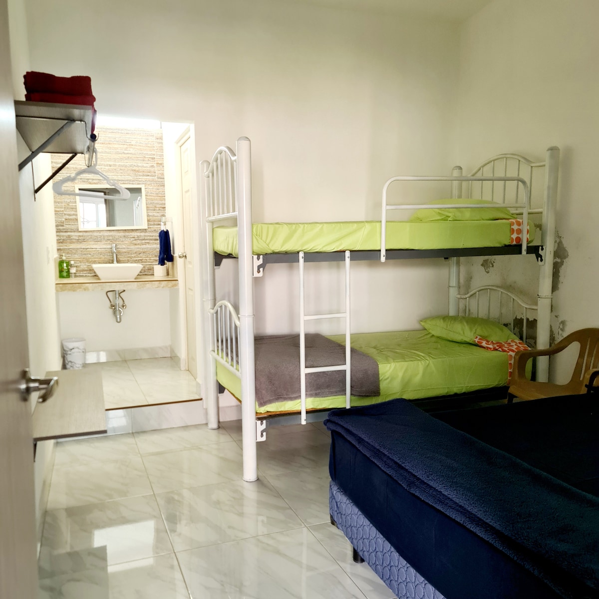 1号房间可供4人入住，卫生间