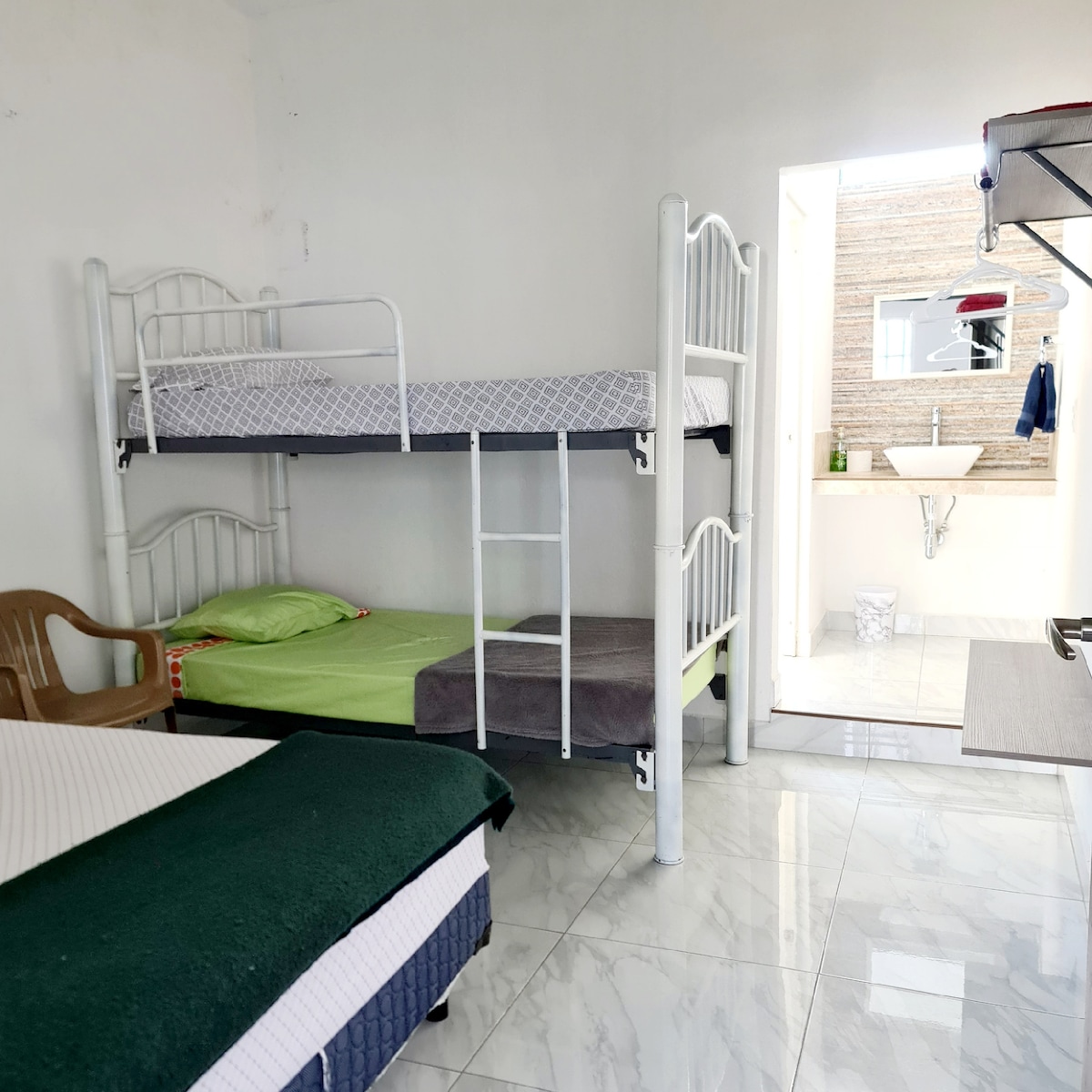 3号房间可供4人入住，卫生间