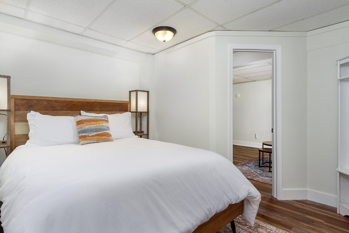 Dhomë në katin e poshtëm me krevat dopio "queen".