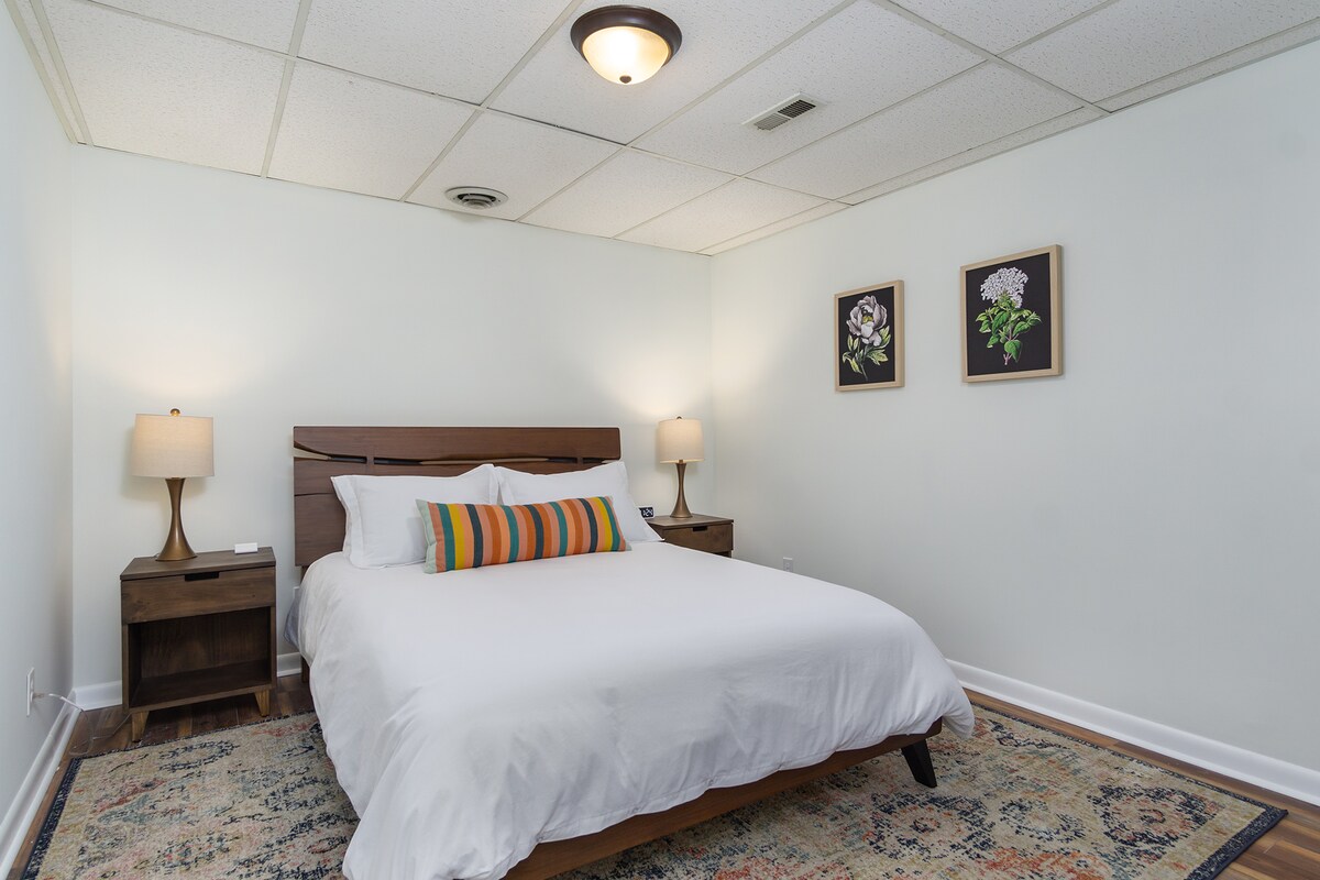 Dhomë në katin e poshtëm me krevat dhe dollap dopio "queen".