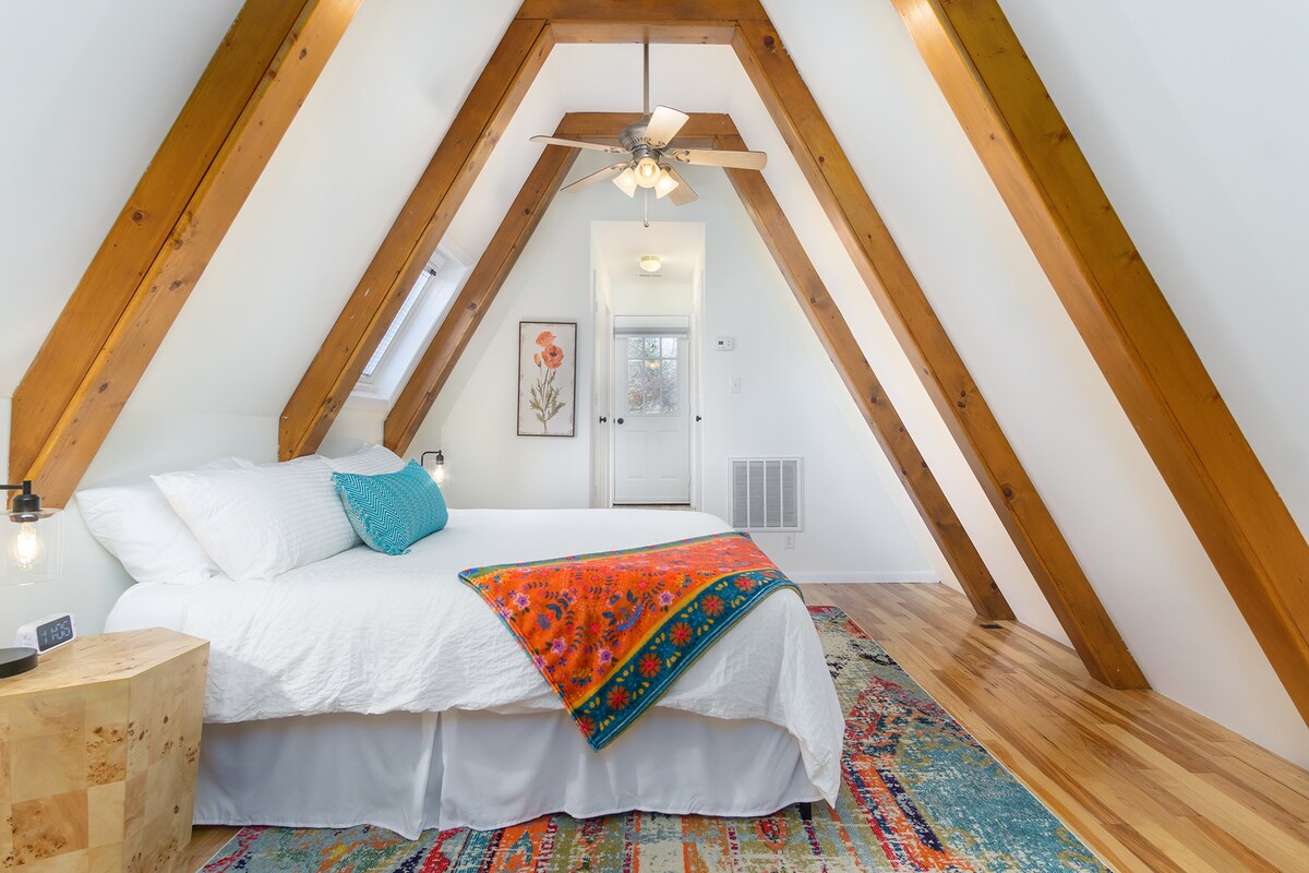 Suita kryesore e nivelit të tretë me televizor, banjë ngjitur, ballkon privat, zyrë private dhe dollap.