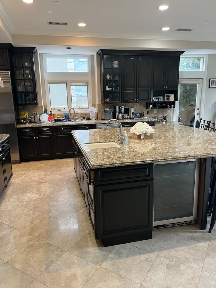 Private Room & Bath Upstairs 1/2 Mile To Ocean - Torrance, CA
