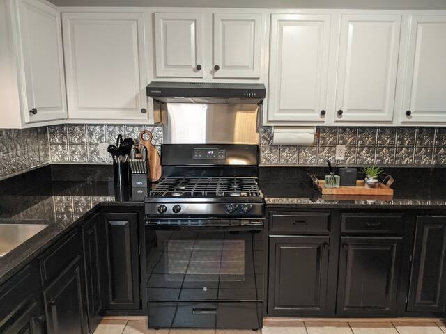 Big Stylish Pet Friendly Home Near Newport & Navy gallery image 4