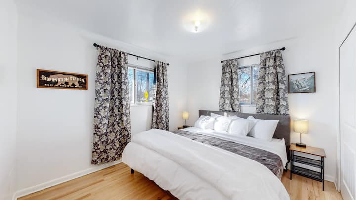 La deuxième chambre à l'étage offre une retraite confortable et privée, parfaite pour les voyageurs supplémentaires ou les membres de la famille. Doté d'un lit confortable et d'une atmosphère relaxante, cet espace assure un séjour reposant.