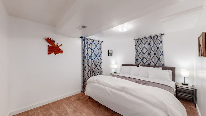 La deuxième chambre en bas dispose d'un lit king size luxueux, offrant une retraite spacieuse et confortable. Parfaite pour une nuit de sommeil reposante, cette chambre offre intimité et détente pour votre séjour.