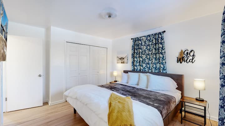 Découvrez le confort ultime avec un lit king size luxueux, parfait pour une nuit de sommeil réparatrice. Doté d'un matelas moelleux, de draps haut de gamme et d'oreillers confortables, ce lit spacieux assure détente et rajeunissement pendant votre séjour.
