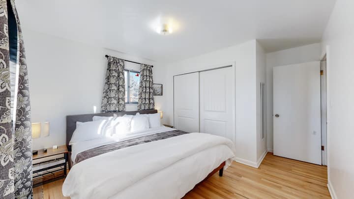 La deuxième chambre à l'étage offre un espace confortable et privé, idéal pour les voyageurs ou les membres de la famille. Avec un lit confortable, un grand rangement et une ambiance relaxante, il est parfait pour un séjour reposant.