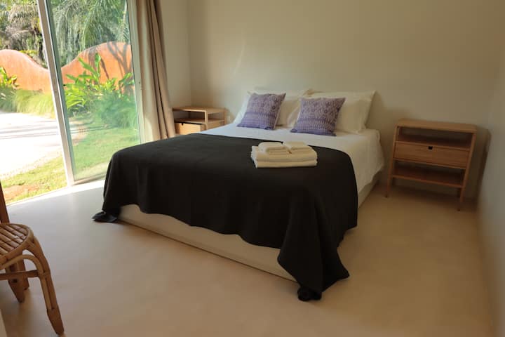 غرفة النوم 5 (بيت الضيافة) - تكييف الهواء والأبواب المنزلقة إلى منطقة الحديقة