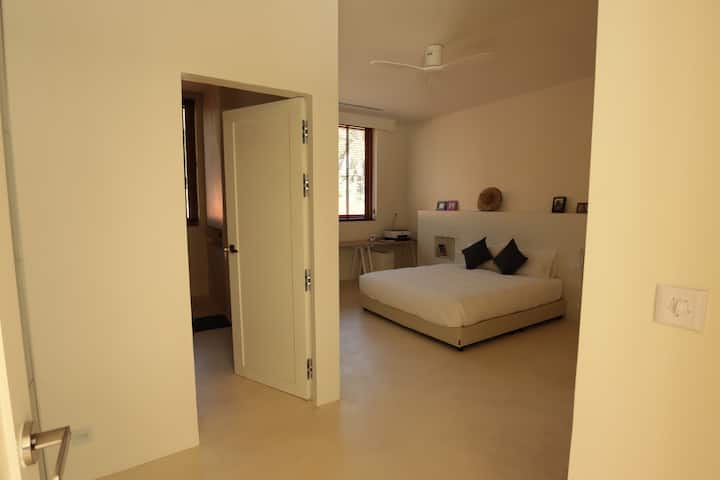 غرفة نوم 2 - سرير بحجم كوين، مساحة عمل كبيرة، حمام خاص