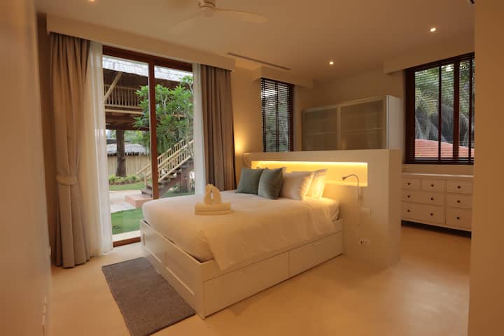 غرفة النوم 3 - باب منزلق إلى الحديقة وبرج الخيزران سالا، حمام خاص