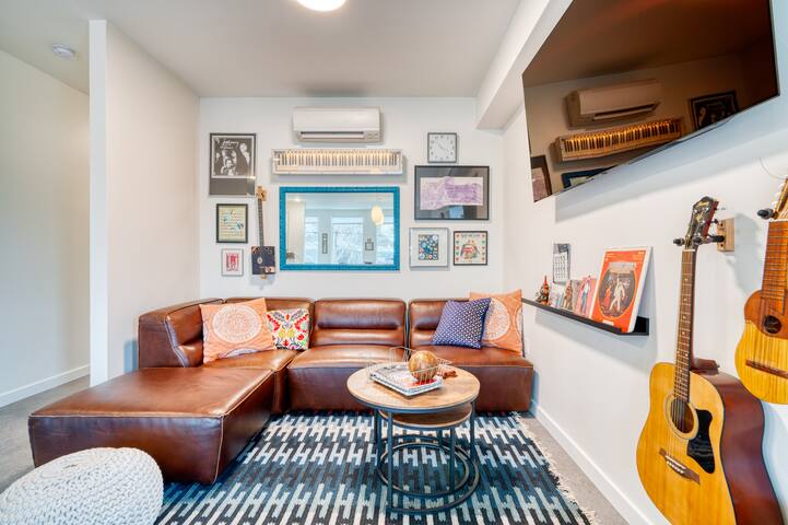 Crossroads Vintage Funk Penthouse – 94 WalkScore