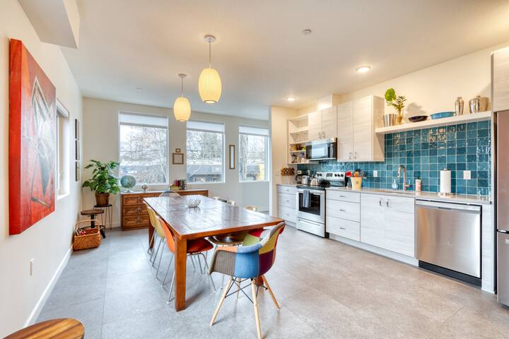 Private Rooftop Flat – 14 Guests – 94 WalkScore