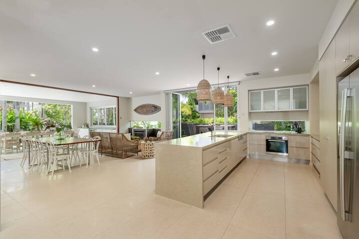 SeaEasta – 4BR Whitehaven Pool & Spa Getaway gallery image 5