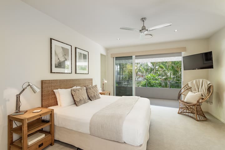 El dormitorio principal cuenta con una cama King, baño privado, patio privado y armario de longitud completa.
