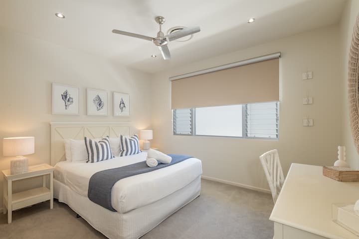 El dormitorio 2 tiene una cama tamaño queen, albornoces y un tocador o área de estudio