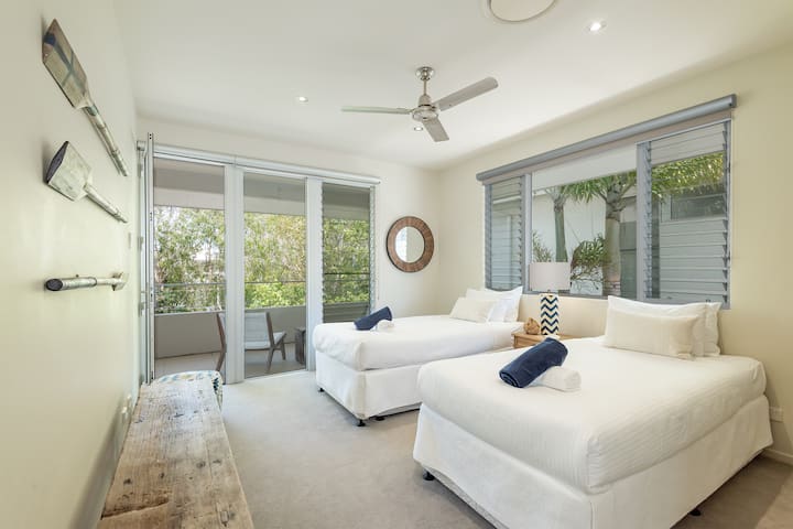 El dormitorio 3 tiene 2 camas individuales tamaño king, batas incorporadas y patio con vistas a la calle que se comparte con la oficina. Nota: estas camas tienen nido que se puede reservar con antelación, lo que permite que la casa duerma 10