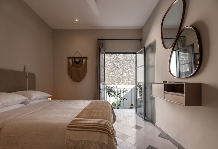 Dhomë dopio "Queen" 2 me banjë private, dollap me dyer dhe perde që bllokojnë dritën