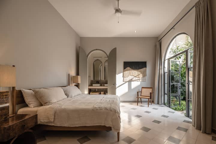 Suita kryesore me krevat dopio "king" dhe perde që bllokojnë dritën