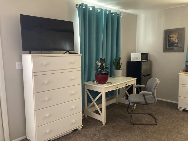 تلفزيون بقنوات التلفزيون الأساسية وإمكانية الوصول إلى حسابات البث الخاصة بك. أيضًا ثلاجة/مجمد صغير وميكروويف صغير.