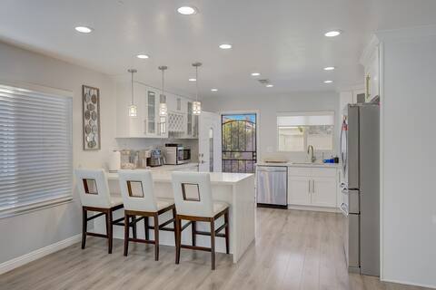 Lovely Irvine CA Home! Luxurious + Family Friendly
