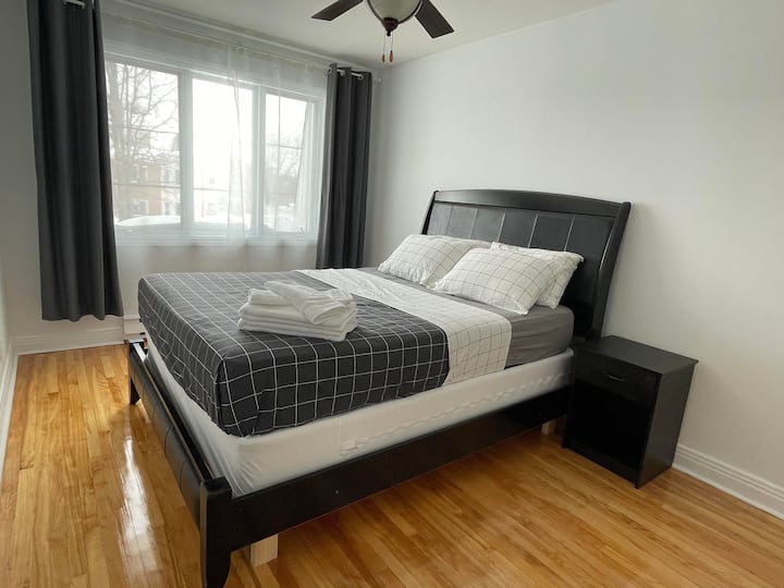 Two Apartments At Your Disposal! 7queen Beds! - Longueuil