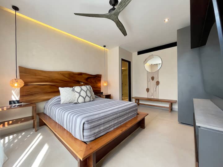 Habitación privada 4 con su propio baño en la suite y un enorme televisor de alta definición 4K de 75pulgadas.
